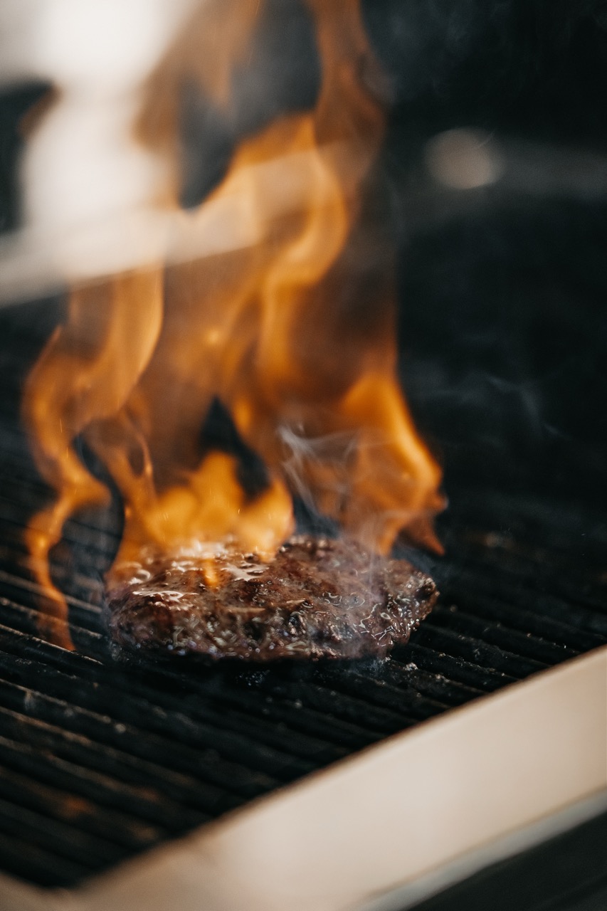 Burgerpatty mit Röstaromen auf dem Grill
