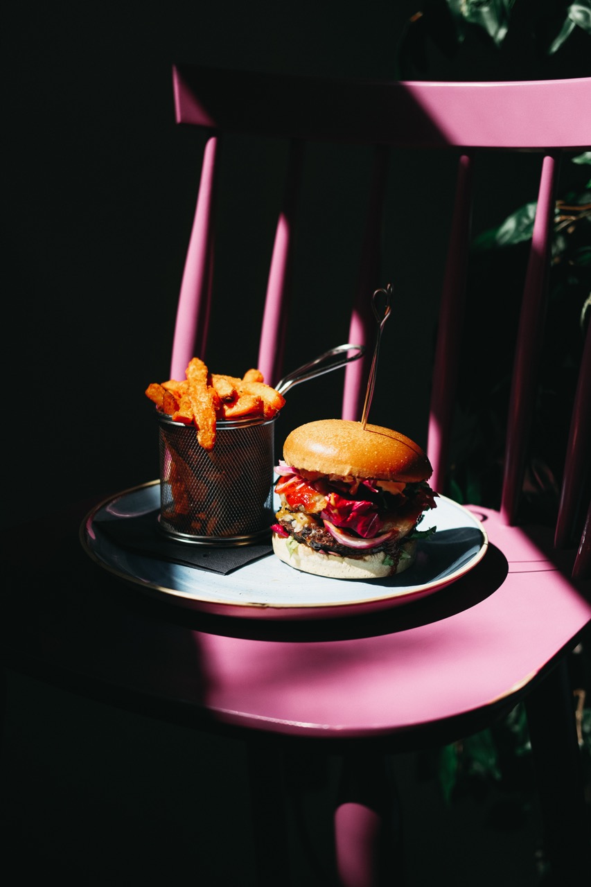 Burger mit Beilage im Benner's Ingolstadt